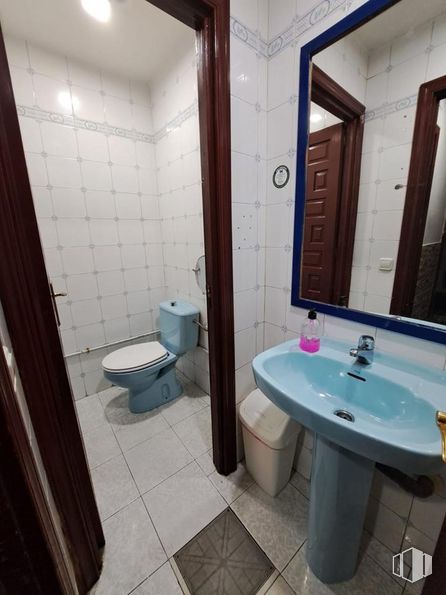 Local en venta en Calle Máximo San Juan, Ciudad Lineal, Madrid, 28017 con fregadero, inodoro, espejo, grifo, propiedad, accesorios de fontanería, cuarto de baño, lavabo, edificio y morado alrededor