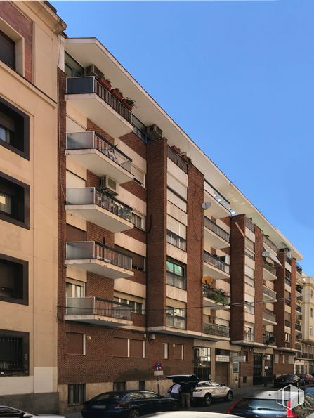 Local en alquiler en Calle Palafox, 15, Chamberí, Madrid, 28010 con coche, edificio, cielo, durante el día, rueda, ventana, vehículo, neumático, bloque de pisos y diseño urbano alrededor