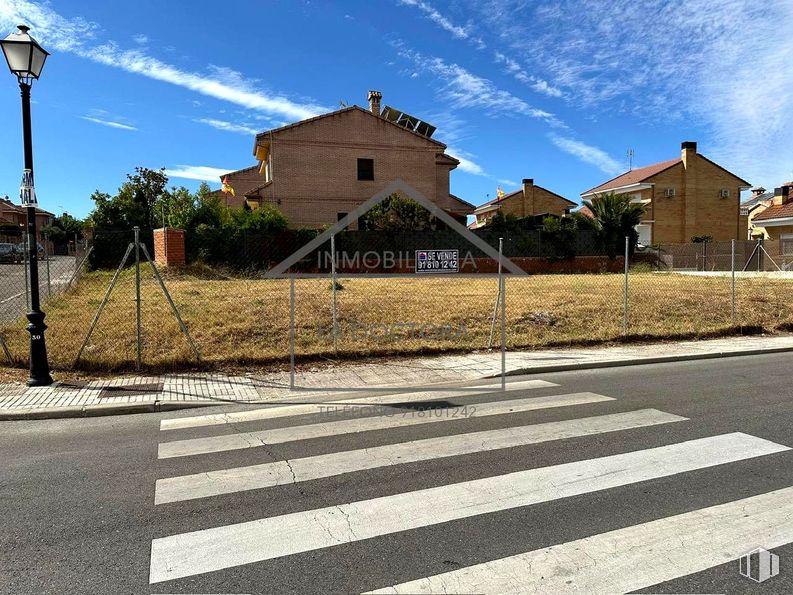 Land for sale at Calle Magnolios, Serranillos del Valle, Madrid, 28979 with street light, cloud, sky, daytime, plant, building, road surface, asphalt, house and land lot around