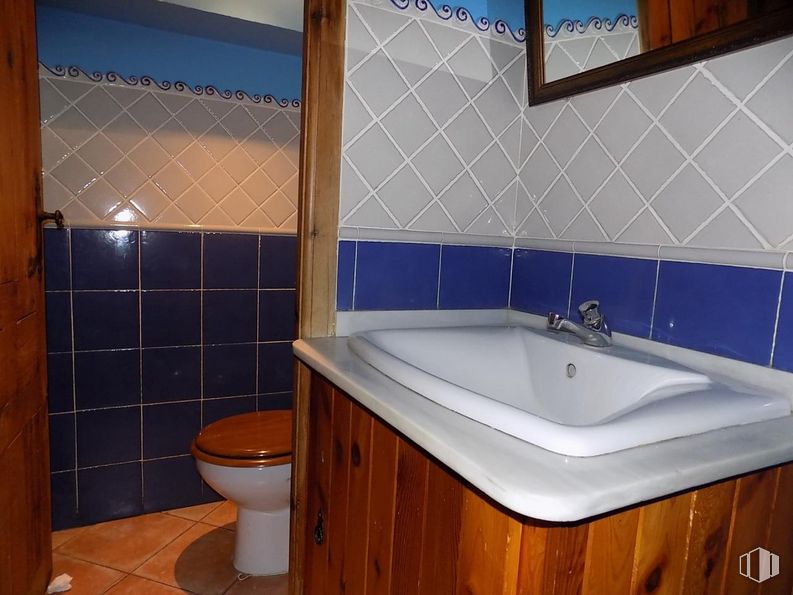 Retail for sale at Zona Centro, Cuenca, 16002 with toilet, cabinetry, sink, brown, bathtub, plumbing fixture, tap, property, bathroom and purple around