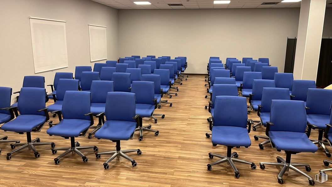 Oficina en alquiler en Edificio RRCC 6, Calle Puerto Rico, 3, Majadahonda, Madrid, 28220 con silla, mueble, evento, azul eléctrico, pasillo, salón de actos, barniz, habitación, pavimentos y edificio alrededor