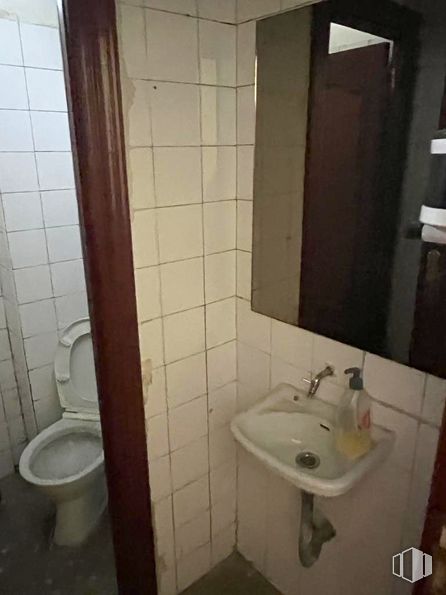 Local en venta en Plaza de Pontevedra, 2, Alcorcón, Madrid, 28925 con inodoro, fregadero, espejo, propiedad, lavabo del baño, grifo, accesorio de plomería, baño, púrpura y arquitectura alrededor