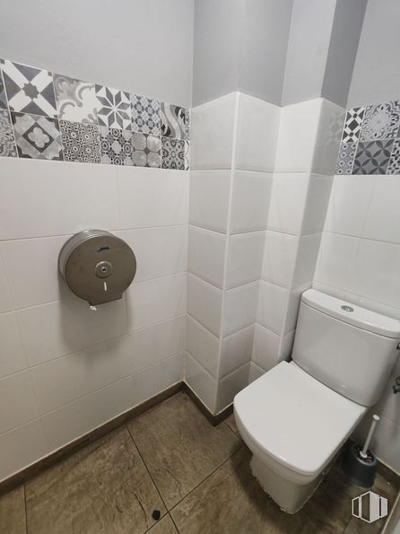 Local en alquiler en Avenida Ferrocarril, Arganda del Rey, Madrid, 28500 con inodoro, propiedad, cuarto de baño, negro, asiento del inodoro, morado, accesorios de fontanería, interiorismo, suelo y suelos alrededor