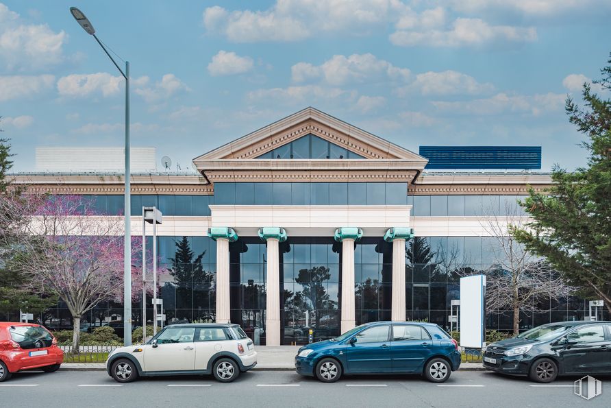 Oficina en alquiler en Campus Ática, Avenida Europa, 26, Pozuelo de Alarcón, Madrid, 28223 con coche, edificio, rueda, neumático, luz de estacionamiento automotriz, vehículo terrestre, vehículo, nube, cielo y vehículo de motor alrededor