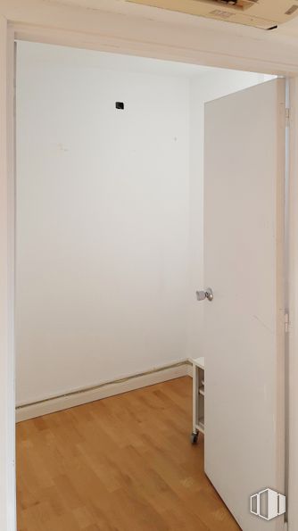 Oficina en alquiler en Calle Tierra de Barros, 2, Coslada, Madrid, 28820 con accesorio, madera, suelos, puerta, suelo, material compuesto, madera dura, tinte para madera, material de construcción y suelo laminado alrededor