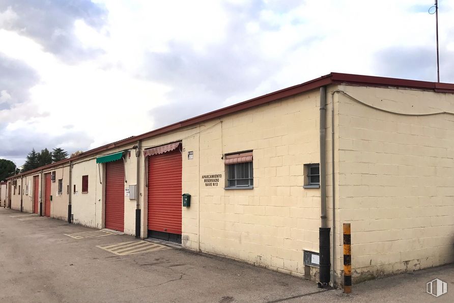 Nave en alquiler en Calle Sierra de Albarracín, 3, San Fernando de Henares, Madrid, 28830 con ventana, casa, puerta, cielo, nube, edificio, accesorio, madera, lote de tierra y pared alrededor