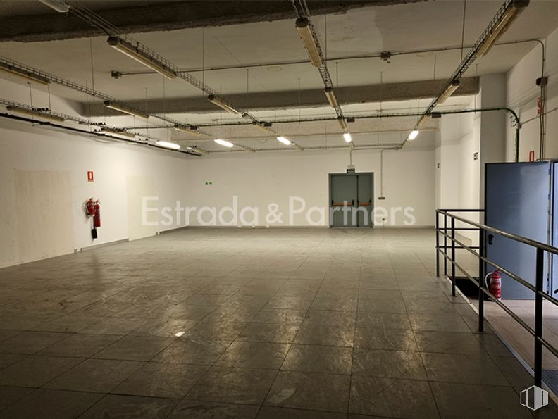 Nave en alquiler en Calle Manuel Tovar, Fuencarral - El Pardo, Madrid, 28034 con edificio, alumbrado, arte, suelo, pasillo, piso, techo, evento, casa de campo y espacio alrededor