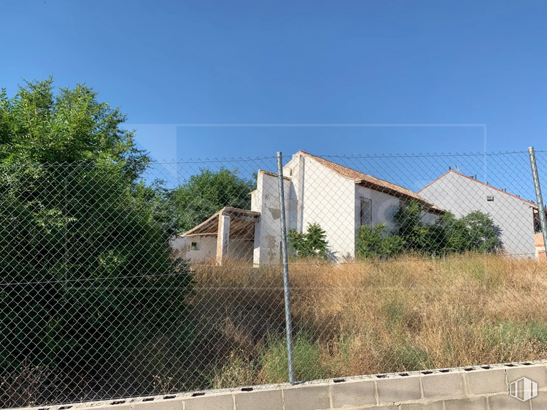 Land for sale at Zona centro, Seseña, Toledo, 45223 with house, sky, plant, land lot, building, fence, urban design, mesh, residential area and tree around