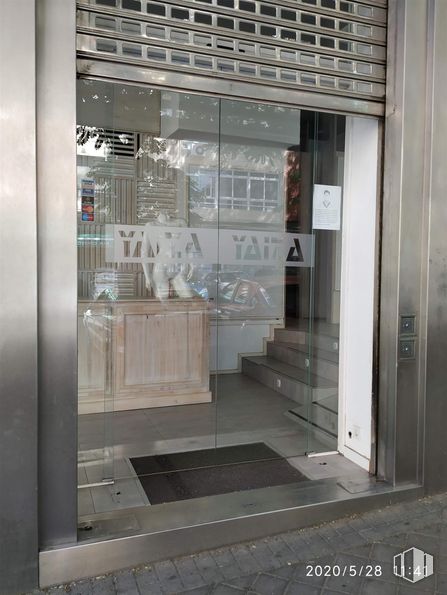 Retail for rent at Calle Ponferrada, 22, Fuencarral - El Pardo, Madrid, 28029 with composite material, glass, door, metal, silver, transparency, aluminium, home door and steel around