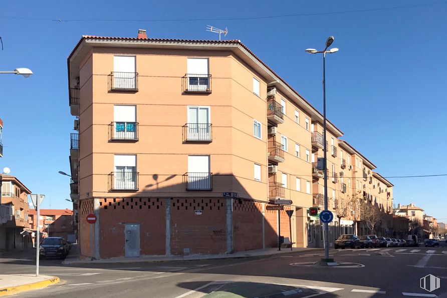 Retail for sale & for rent at Avenida San Crispín, 59, Fuensalida, Toledo, 45510 with building, street light, sky, window, urban design, house, neighbourhood, condominium, residential area and material property around