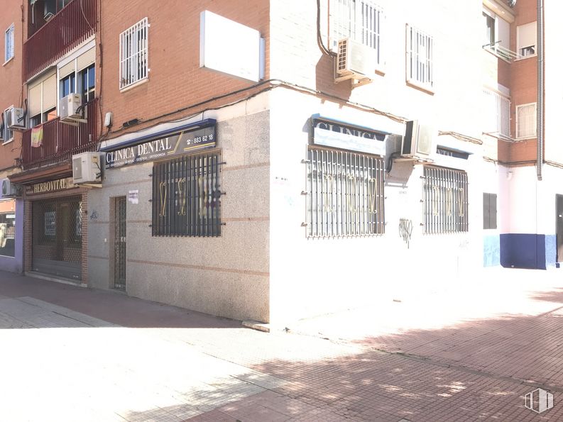 Local en alquiler en Calle San Vidal, 18, Alcalá de Henares, Madrid, 28803 con ventana, edificio, superficie de la carretera, madera, diseño urbano, fachada, tintes y matices, fuente, acera y planta alrededor