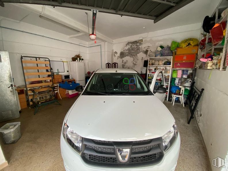 Retail for sale at Casco histórico, Guadalajara, 19001 with car, tire, vehicle, vehicle registration plate, grille, hood, automotive lighting, motor vehicle, automotive design and alloy wheel around