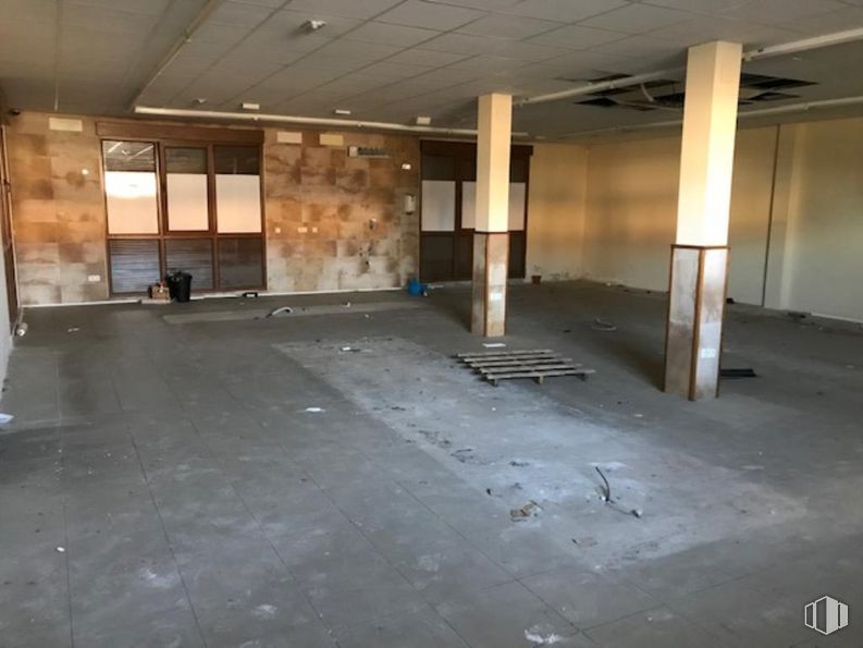 Retail for sale at Calle La Cabaña, 3, Grajera, Segovia, 40569 with lighting, hall, floor, fixture, flooring, composite material, ceiling, concrete, space and building material around