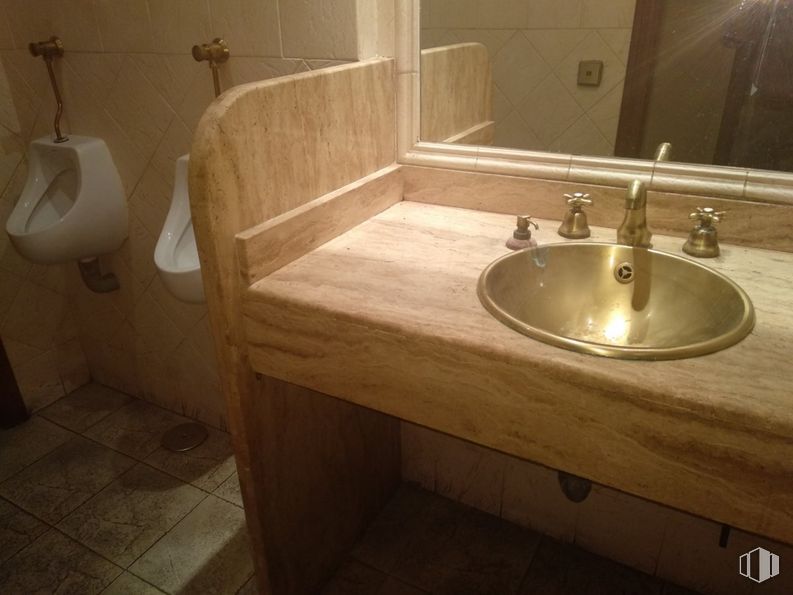 Local en alquiler en Zona Centro, Leganés, Madrid, 28911 con fregadero, inodoro, espejo, grifo, lavabo de baño, accesorio de fontanería, encimera, baño, madera y alumbrado alrededor