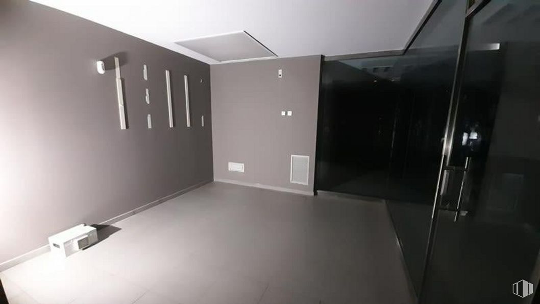 Retail for sale & for rent at Zona Acacias, Arganzuela, Madrid, 28005 with automotive design, gas, automotive exterior, ceiling, wood, flooring, glass, event, room and light fixture around