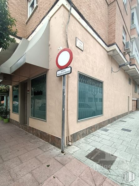 Local en venta en Zona Centro, Torrejón de Ardoz, Madrid, 28850 con ventana, edificio, planta, superficie de la carretera, ladrillo, pared, diseño urbano, albañilería, acera y fachada alrededor