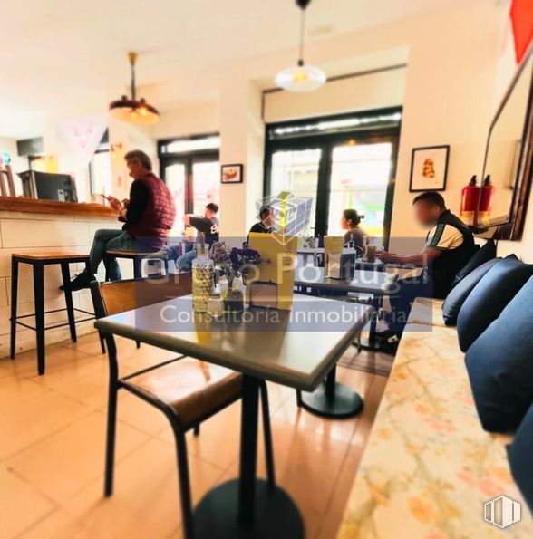 Retail for rent at Zona Centro, Centro, Madrid, 28005 with lighting, person, light fixture, table, couch, furniture, interior design, chair, restaurant and cafeteria around