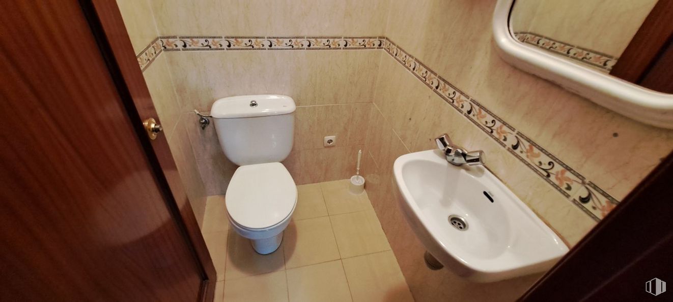 Retail for rent at Calle Panaderos, Manzanares el Real, Madrid, 28410 with toilet, sink, brown, plumbing fixture, tap, bathroom sink, toilet seat, purple, bathroom and interior design around