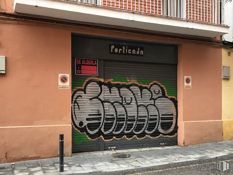 Retail for rent at Calle Marqués de Santillana, 3, Guadalajara, 19002 with window, building, brickwork, fixture, orange, architecture, brick, font, wall and graffiti around