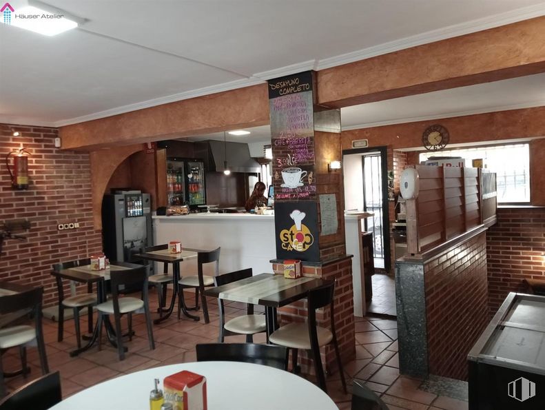 Retail for rent at Zona Fuentelarreina, Fuencarral - El Pardo, Madrid, 28034 with chair, table, kitchen & dining room table, table top, furniture, building, wood, floor, kitchen and flooring around