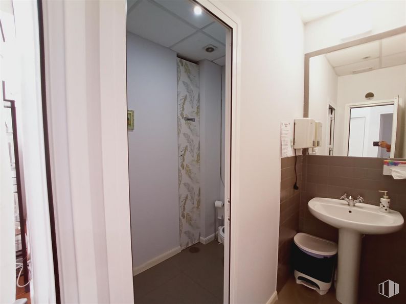 Local en venta en Calle Océano Atlántico, 10, Coslada, Madrid, 28820 con fregadero, espejo, grifo, edificio, accesorio, madera, accesorios de fontanería, lavabo, cuarto de baño y suelo alrededor