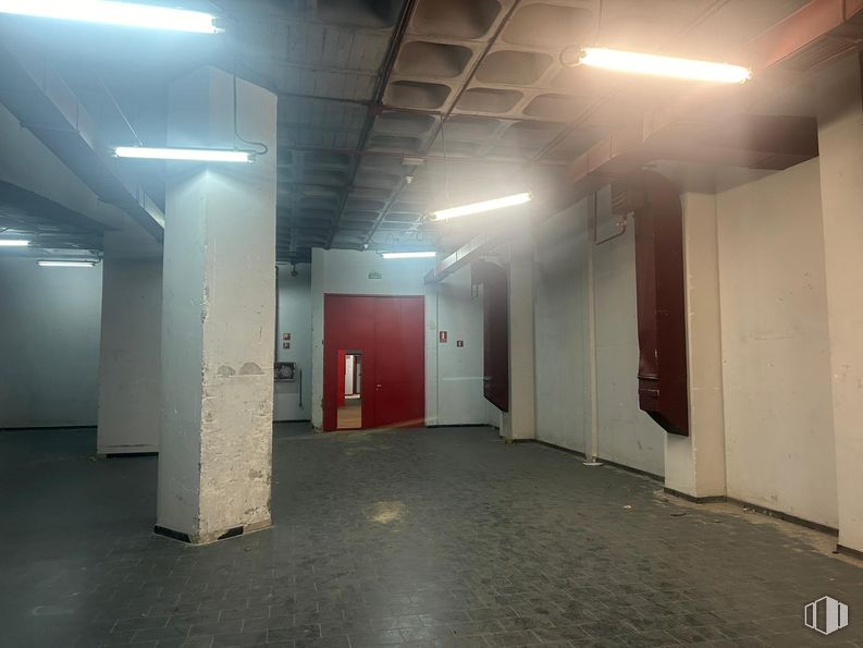 Nave en venta en Edificio Indubuilding Goico, Calle Vía de los Poblados, 17, Hortaleza, Madrid, 28033 con alumbrado, puerta, lámpara, suelos, techo, suelo, material compuesto, lámpara fluorescente, hormigón y transparencia alrededor