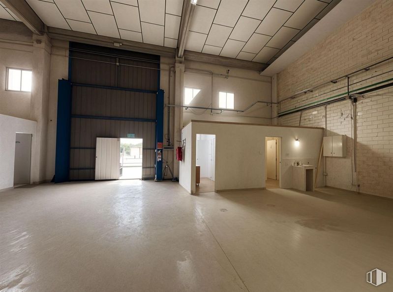 Industrial for sale at Polígono industrial Río de Janeiro, Algete, Madrid, 28110 with door, window, hall, interior design, fixture, floor, flooring, building, wood and ceiling around