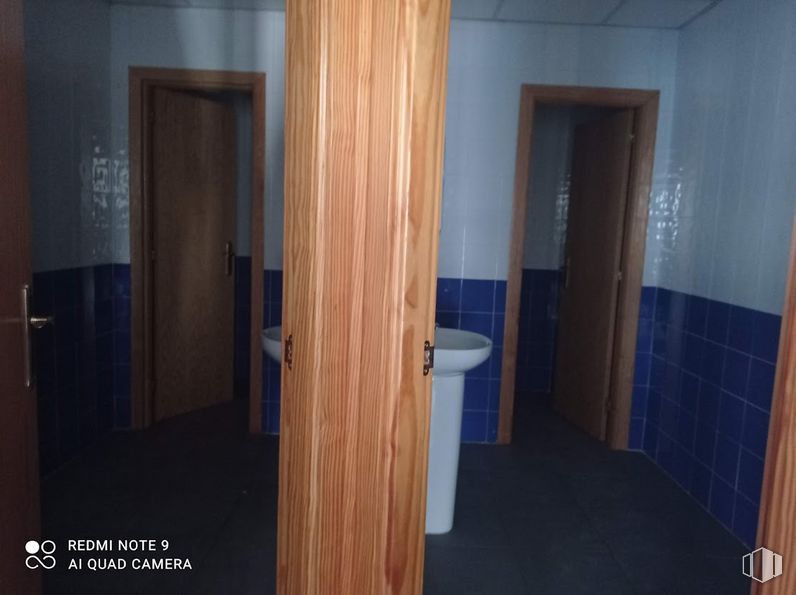 Industrial for rent at Calle Luis I, Villa de Vallecas, Madrid, 28031 with wardrobe, building, sink, wood, fixture, floor, curtain, house, door and flooring around