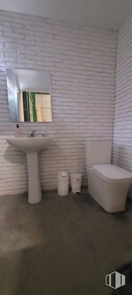 Industrial for sale at Zona industrial, Yuncos, Toledo, 45210 with toilet, sink, wall, flooring, floor, plumbing fixture, interior design, bathroom, plumbing and toilet seat around