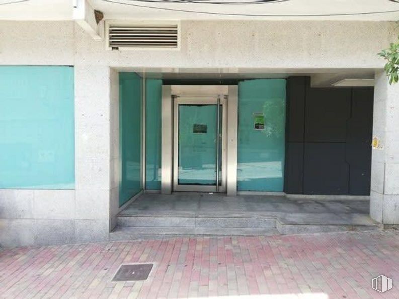 Retail for sale & for rent at Centro, Manzanares el Real, Madrid, 28410 with door, window, building, fixture, road surface, wood, floor, home door, shade and flooring around