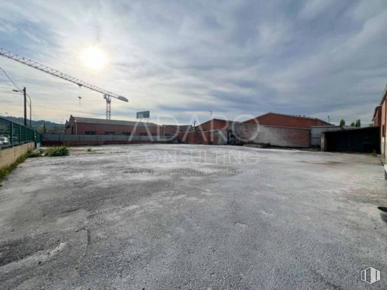 Nave en venta en Zona industrial, Paracuellos de Jarama, Madrid, 28860 con nube, cielo, superficie de la carretera, asfalto, lote de terreno, edificio, zona residencial, alquitrán, ciudad y carretera alrededor