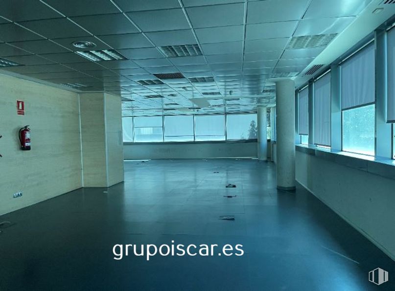 Oficina en venta en Edificio Empireo, Calle Benjamín Outram, 4, Leganés, Madrid, 28919 con accesorio, edificio, diseño de interiores, suelo, piso, pasillo, techo, vidrio, espacio y simetría alrededor