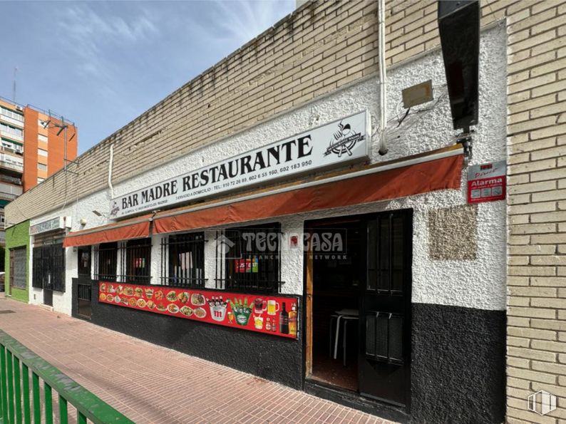 Local en alquiler en Zona Móstoles - El Soto, Móstoles, Madrid, 28935 con puerta, nube, cielo, ventana, edificio, ladrillo, fachada, albañilería, ciudad y uso mixto alrededor