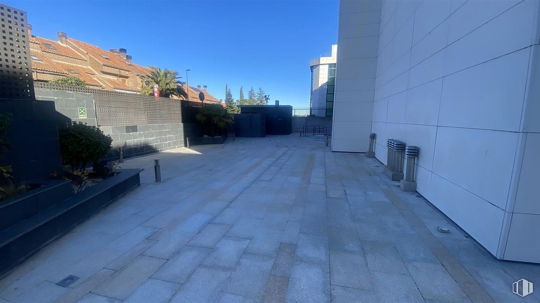 Oficina en alquiler y venta en Calle López Santos, 4, Las Rozas de Madrid, Madrid, 28230 con cielo, planta, superficie de la carretera, asfalto, suelos, suelo, diseño urbano, acera, material compuesto y ciudad alrededor