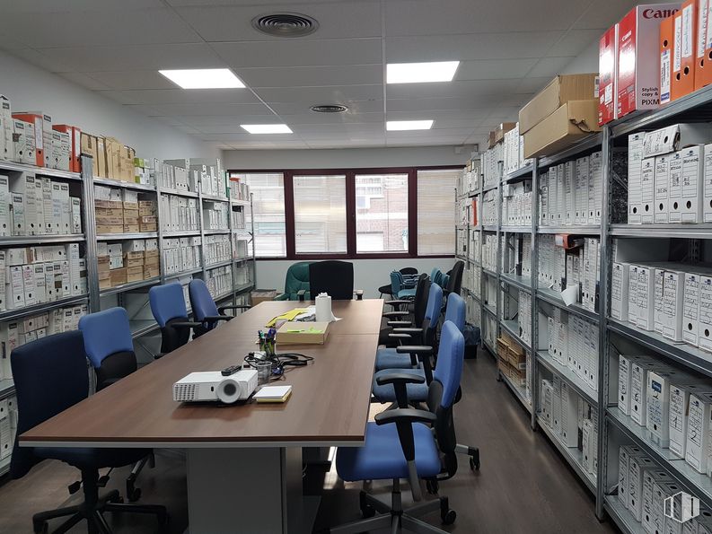 Office for rent at Calle Ronda del Poniente, Torrejón de Ardoz, Madrid, 28850 with chair, table top, furniture, window, bookcase, table, property, desk, shelf, office chair and building, interior design around