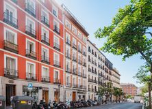 Retail for sale at Barrio Justicia, Centro, Madrid, 28004 with building, tire, window, sky, wheel, infrastructure, tree, urban design, condominium and tower block around