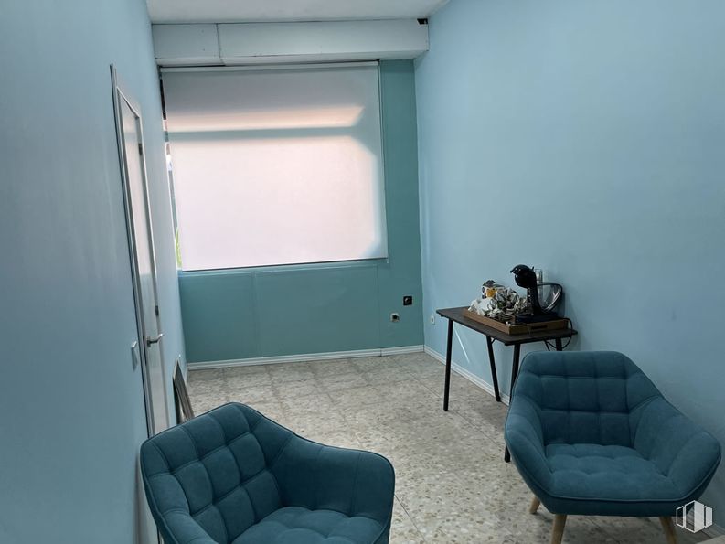 Retail for rent at Zona Centro, San Sebastián de los Reyes, Madrid, 28700 with chair, table, furniture, interior design, flooring, wall, floor, room, ceiling and living room around