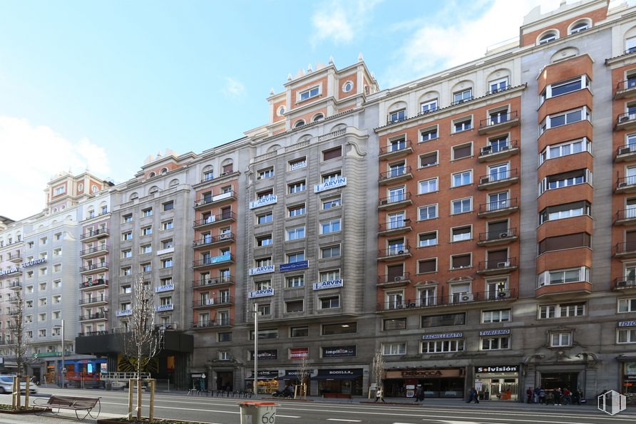 Office for rent at Calle Gran Vía, 57, Centro, Madrid, 28013 with building, sky, daytime, property, window, cloud, tower block, urban design, condominium and residential area around