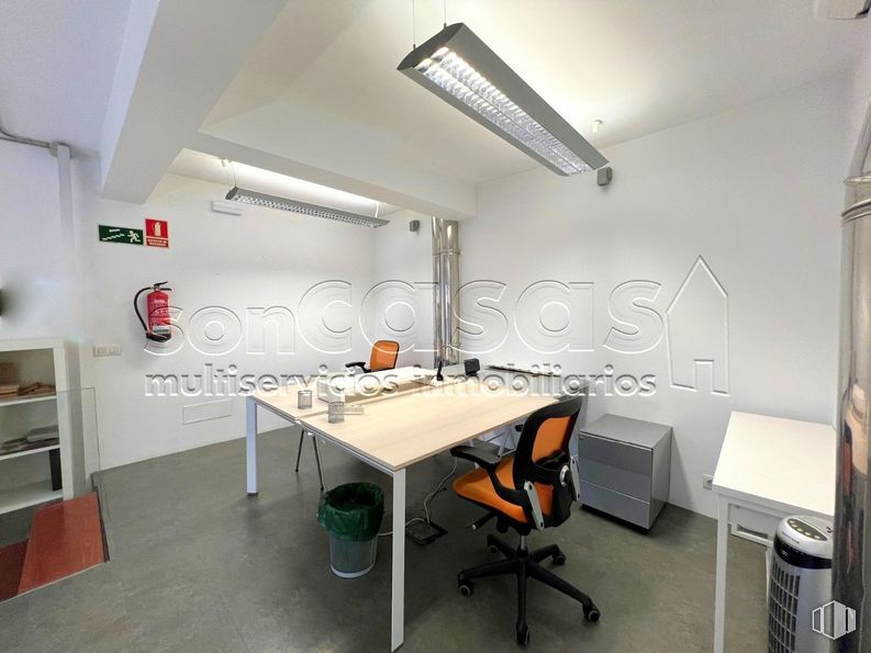 Oficina en alquiler en Zona Centro, Alcobendas, Madrid, 28100 con silla, mesa, alumbrado, mueble, edificio, escritorio, interiorismo, suelos, suelo y silla de oficina alrededor