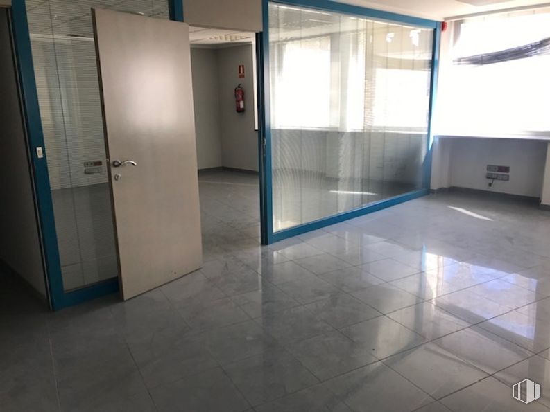 Office for rent at Calle Cervantes, Segovia, 40001 with door, mirror, fixture, window, floor, wood, flooring, tile flooring, house, building and composite material around