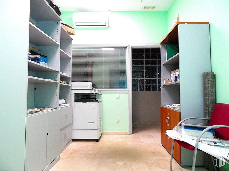 Industrial for sale at Polígono Los Olivos, Getafe, Madrid, 28906 with window, furniture, flooring, shelving, interior design, shelf, floor, room, cabinetry and desk around