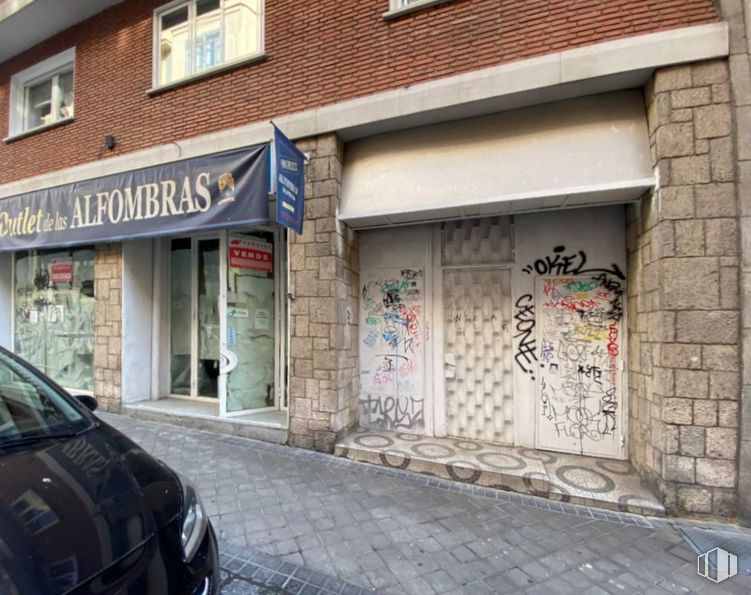 Retail for sale at Zona Arguelles, Moncloa - Aravaca, Madrid, 28008 with window, car, automotive parking light, property, infrastructure, vehicle, neighbourhood, brick, art and road around