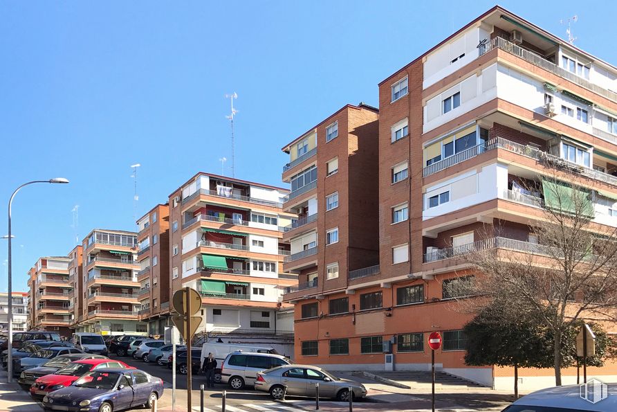 Retail for sale at Calle Virgen de Icíar, 17, Alcorcón, Madrid, 28921 with car, building, sky, wheel, street light, vehicle, tire, window, tower block and urban design around