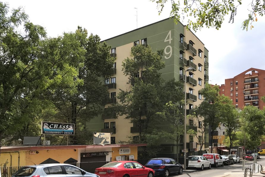 Retail for sale & for rent at Calle Manojo de Rosas, 49, Villaverde, Madrid, 28041 with car, building, tire, wheel, land vehicle, vehicle, sky, window, motor vehicle and tree around