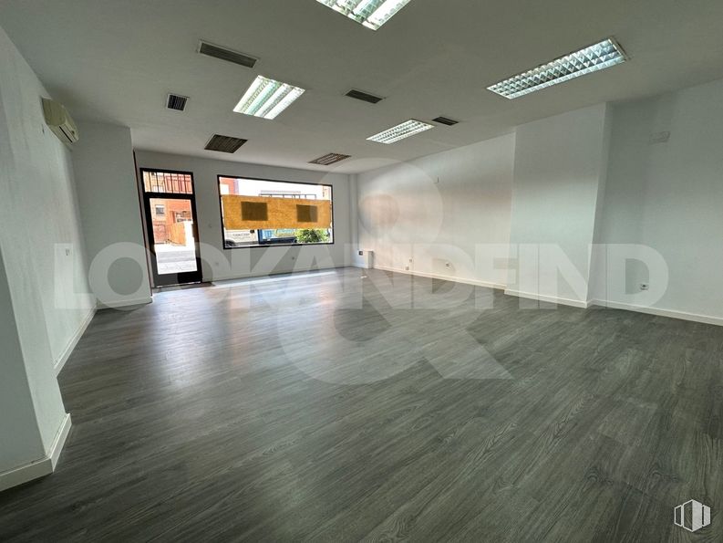 Retail for sale at Zona Jardines del Prado, Talavera de la Reina, Toledo, 45600 with lighting, window, fixture, hall, wood, floor, flooring, tile flooring, glass and space around