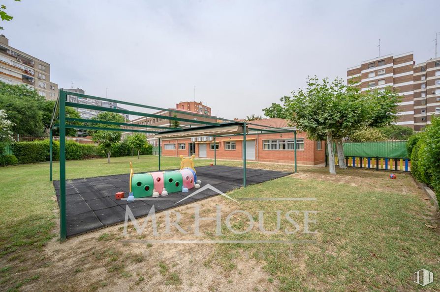 Suelo en venta en Calle Turquía, Fuenlabrada, Madrid, 28943 con edificio, cielo, planta, nube, lote de terreno, árbol, superficie de la carretera, ventana, diseño urbano y ocio alrededor