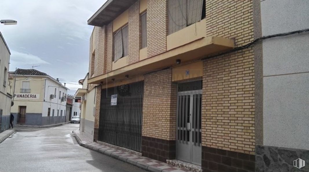 Retail for sale & for rent at Calle San Marcos, La Villa de Don Fadrique, Toledo, 45850 with window, house, door, building, cloud, sky, wood, fixture, road surface and brickwork around