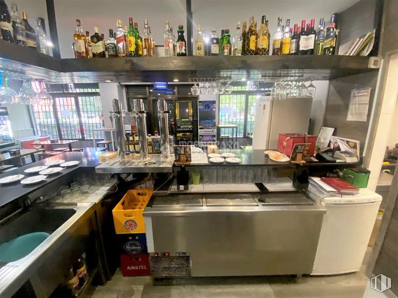 Local en venta en Avenida Olímpica, Móstoles, Madrid, 28935 con productos envasados, fregadero, edificio, botella, establecimiento de bebidas, estante, barware, encimera, estantería y venta al por menor alrededor