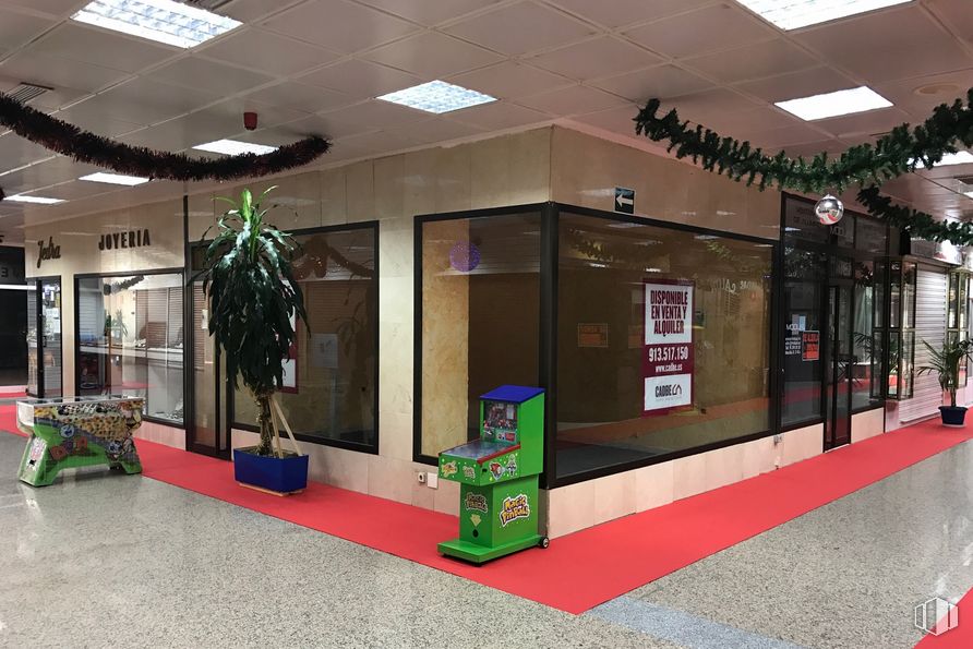 Local en alquiler en Centro Comercial Villafontana, Calle Simón Hernández, 51, Móstoles, Madrid, 28931 con planta de interior, mesa, diseño de interiores, piso, suelo, accesorio, maceta, techo, evento y máquina alrededor