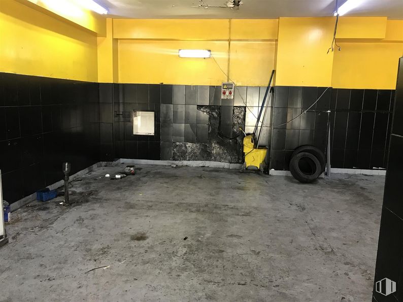 Retail for rent at Calle Jacobinia, 90, Carabanchel, Madrid, 28047 with tire, wheel, light fixture, floor, flooring, hall, gas, ceiling, building and event around